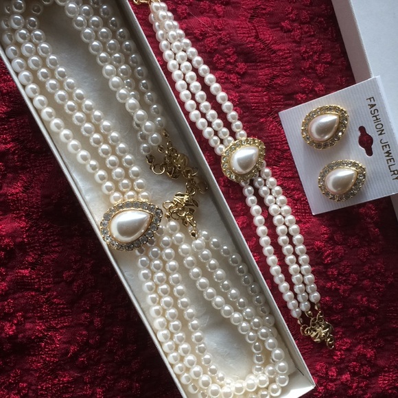 Jewelry - NWOT, 3pc faux pearl set
